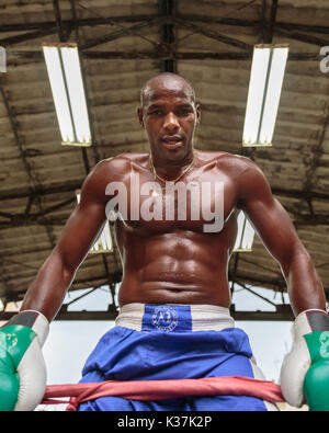 Yoendis au jeune boxeur Castillo Gimnasio Rafael Trejo boxing gym et lieu, La Havane Banque D'Images