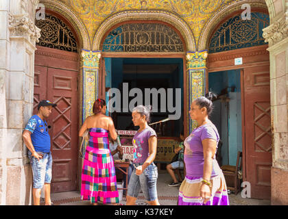 Les gens à l'entrée d'un warchmaker La Havane, relojero, bâtiment avec des décorations art déco, scène de rue à La Habana Vieja, Cuba Banque D'Images