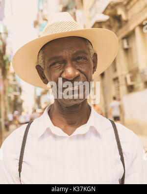 106/150 légende cubaine Afro noire homme, closeup portrait, avec fedora hat dans la lumière du soleil de l'après-midi, la vieille Havane, Cuba Banque D'Images