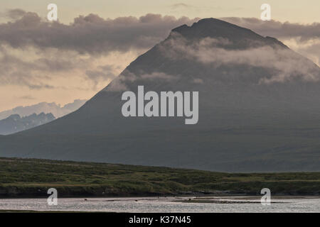 Coucher de soleil sur la montagne et la basse Chenik lagoon au McNeil River State Game Sanctuary sur la péninsule de Kenai, en Alaska. Le site distant est accessibles qu'avec un permis spécial et est la plus importante population saisonnière d'ours bruns dans leur environnement naturel. Banque D'Images