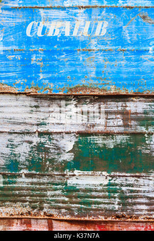 Cubalub - lumineux, peint environ rusty metal bardage avec Cubalub Cubalub inscription près de l'usine d'huiles minérales, Port de La Havane, Cuba Banque D'Images