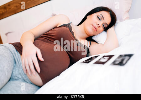 Beautiful pregnant woman resting Banque D'Images