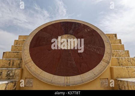 Jaipur, Inde. Jantar Mantar, une collection de 19 instruments astronomiques d'architecture achevée en 1734. L'Uttar Narivalaya Yantra Gola. Banque D'Images