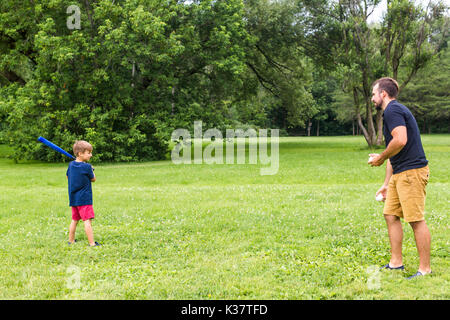 Heureux père et son fils jouer au baseball Banque D'Images