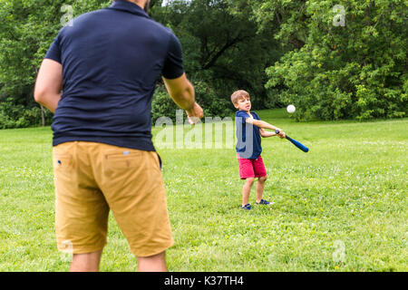 Heureux père et son fils jouer au baseball Banque D'Images