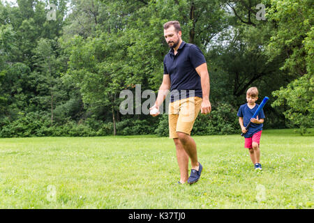 Heureux père et son fils jouer au baseball Banque D'Images