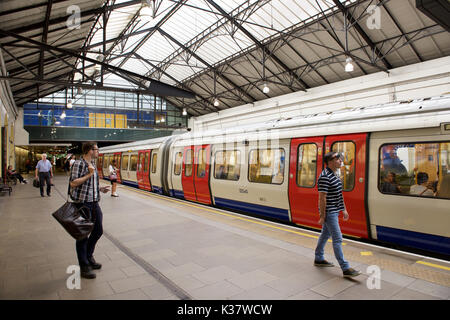 District Line train à la station de métro Fulham Broadway à Londres Banque D'Images