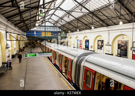 District Line train à la station de métro Fulham Broadway à Londres Banque D'Images