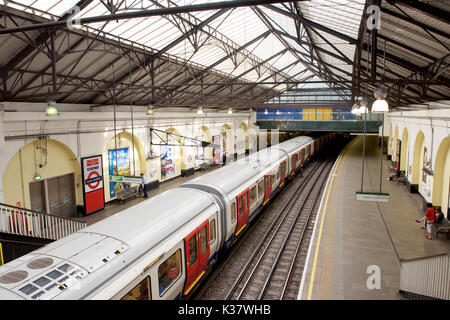 District line train à la station de métro Fulham Broadway à Londres Banque D'Images