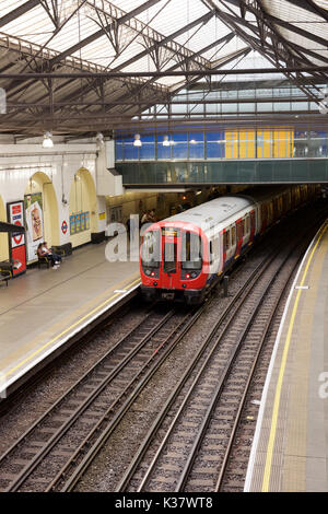 District Line train à la station de métro Fulham Broadway à Londres Banque D'Images