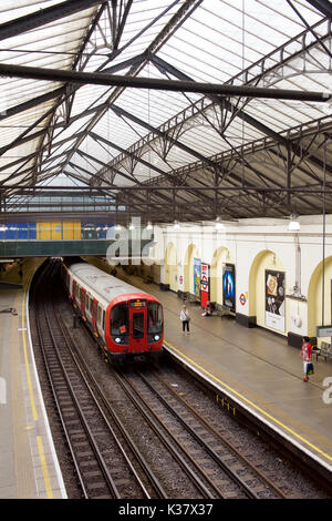 District Line train à la station de métro Fulham Broadway à Londres Banque D'Images