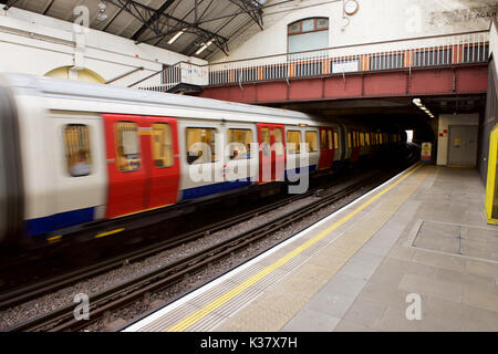 District Line train à la station de métro Fulham Broadway à Londres Banque D'Images