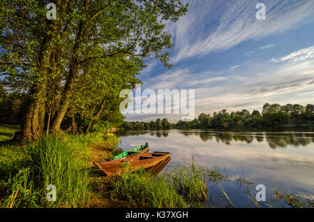 Deux bateaux en bois sur la rivière Narew au coucher du soleil, Pologne Banque D'Images