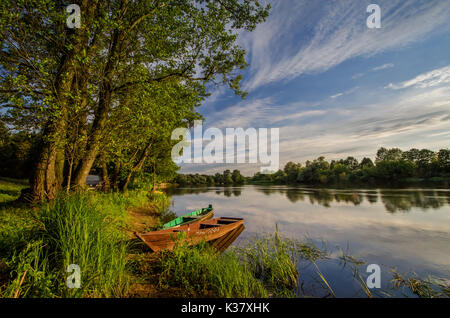 Deux bateaux en bois sur la rivière Narew au coucher du soleil, Pologne Banque D'Images
