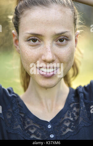 Jeune femme dans son jardin, près de Vienne, Autriche (modèle récent) Banque D'Images