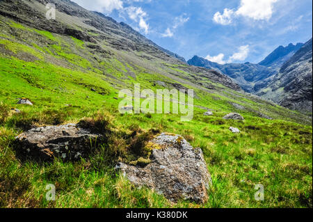 Colline luxuriante, montagnes, et ciel bleu près de la Fée des piscines en Glen cassante, île de Skye, Écosse Banque D'Images