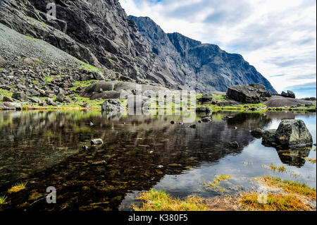 La réflexion de montagne à Coire Lagan, île de Skye, Écosse Banque D'Images