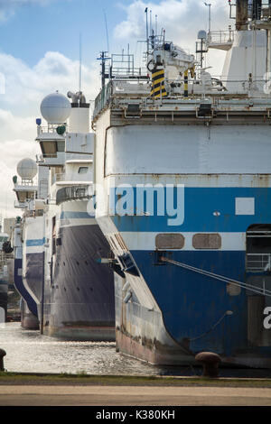 Ferry Boats attendent et amarré à port Banque D'Images