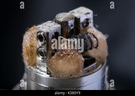 vape avec coton Ancien utilisé pour les fils de bobine avec du coton et des dispositifs  vaping cigarette électronique, e cigarette, e cig Photo Stock