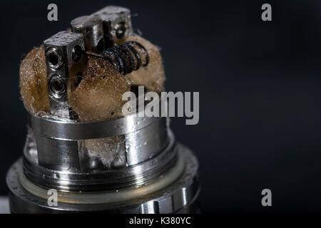 Ancien utilis pour les fils de bobine avec du coton et des dispositifs vaping cigarette lectronique, e cigarette, e cig Photo Stock - Alamy Ancien utilis pour les fils de bobine avec du coton et des dispositifs vaping cigarette lectronique, e cigarette, e cig Photo Stock - Alamy