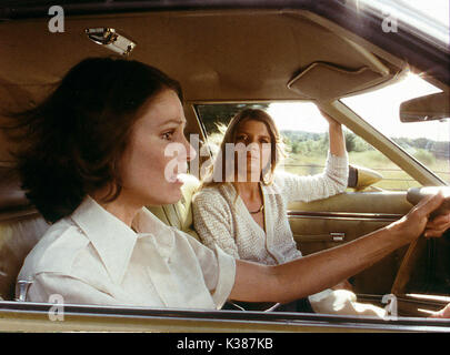 LES ÉPOUSES DE STEPFORD PAULA PRENTISS, KATHARINE ROSS CONDUISANT DES FEMMES LES ÉPOUSES DE STEPFORD PAULA PRENTISS, KATHARINE ROSS CONDUISANT DES FEMMES date : 1975 Banque D'Images