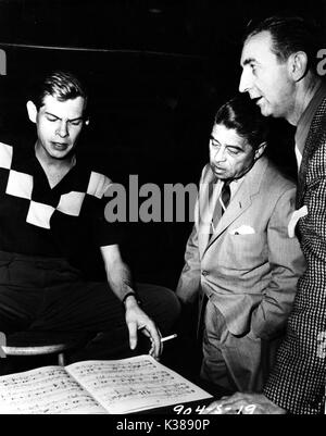 Il n'y a pas d'affaire comme le show-business (US 2222) L-R, Johnnie Ray, ALFRED NEWMAN, chef et superviseur musical, KEN DARBY, VOCAL COACH Banque D'Images