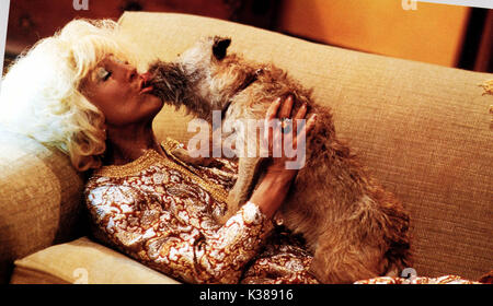 THERE'S Something About Mary [1998] LIN SHAYE COMME MAGDA AVEC SON CHIEN Date : 1998 Banque D'Images