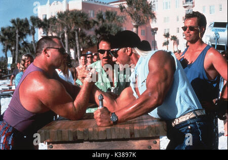 THUNDER IN PARADISE 1994 HULK HOGAN ARM WRESTLING Banque D'Images