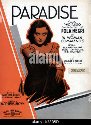 Une femme POLA NEGRI COMMANDES SONGSHEET UN RKO PHOTO Date : 1932 Banque D'Images