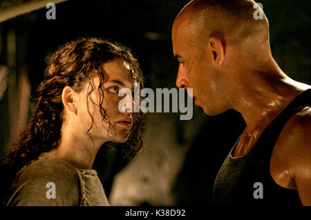 Les chroniques de Riddick ALEXA DAVALOS ET VIN DIESEL Date : 2004 Banque D'Images