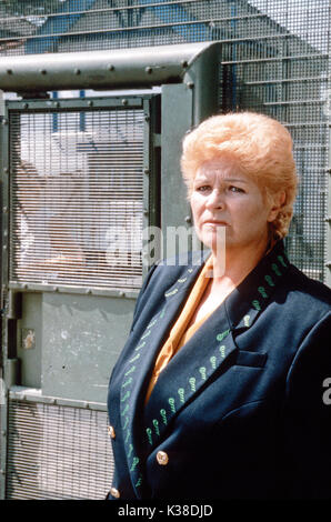 EASTENDERS [UK TV SERIES 1985-] PAM ST.CLEMENT comme Patricia 'Pat' Wicks/Butcher/Evans 1990s? VEUILLEZ CRÉDITER BBC EASTENDERS Banque D'Images