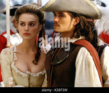 Les PIRATES DES CARAÏBES : LA MALÉDICTION DU BLACK PEARL WALT DISNEY PICTURES/Jerry Bruckheimer FILMS Keira Knightley, Orlando Bloom Date : 2003 Banque D'Images