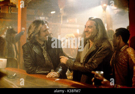 STRANGE DAYS RALPH FIENNES ET TOM SIZEMORE Réalisateur : Kathryn Bigelow Scénariste : JAMES CAMERON Date : 1995 Banque D'Images