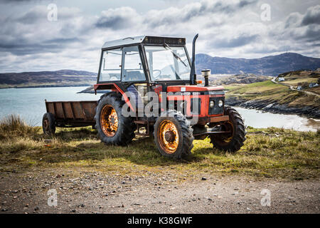 Vieux tracteur Zetor avec une petite remorque près d'un Loch En Écosse Banque D'Images