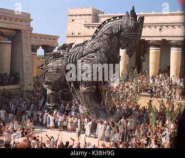 Le cheval de Troie se trouve à l'intérieur de la ville de Troie dans Warner Bros. Troy, action et aventure épique, mettant en vedette Brad Pitt, Eric Bana et Orlando Bloom. Date : 2004 Banque D'Images