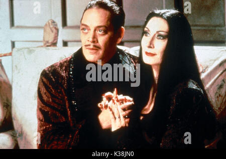 La famille ADDAMS ANGELICA HOUSTON comme Morticia Addams, RAUL JULIA comme Gomez Addams Date : 1991 Banque D'Images