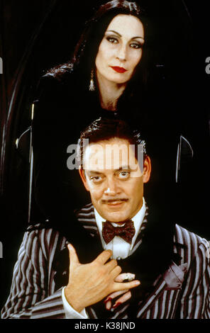 La famille ADDAMS ANGELICA HOUSTON comme Morticia Addams, RAUL JULIA comme Gomez Addams Date : 1991 Banque D'Images