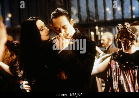 La famille ADDAMS ANGELICA HOUSTON comme Morticia Addams, RAUL JULIA comme Gomez Addams Date : 1991 Banque D'Images