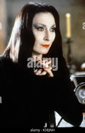 La famille ADDAMS ANGELICA HOUSTON comme Morticia Addams Date : 1991 Banque D'Images