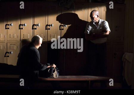 CLINT EASTWOOD dans le rôle de Frankie et MORGAN FREEMAN dans Scrap dans Warner Bros. Drame de photos million Dollar Baby. La production Malpaso met également en vedette Hilary Swank. LES PHOTOGRAPHIES DOIVENT ÊTRE UTILISÉES UNIQUEMENT À DES FINS PUBLICITAIRES, PROMOTIONNELLES, PUBLICITAIRES OU CRITIQUES DE CE FILM SPÉCIFIQUE ET RESTER LA PROPRIÉTÉ DU STUDIO. NON DESTINÉ À LA VENTE OU À LA REDISTRIBUTION. UN MILLION DE DOLLARS BÉBÉ CLINT EASTWOOD, MORGAN FREEMAN CLINT EASTWOOD dans le rôle de Frankie et MORGAN FREEMAN dans le rôle de Scrap dans Warner Bros. Images drame million Dollar Baby. La production Malpaso met également en vedette Hilary Swank. PHOTOGRAPHIES À UTILISER UNIQUEMENT FO Banque D'Images