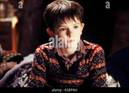 CHARLIE ET LA CHOCOLATERIE Freddie Highmore Charlie COMME DES PHOTOGRAPHIES POUR ÊTRE UTILISÉS UNIQUEMENT POUR LA PUBLICITÉ, de la promotion, de la publicité ou de l'examen de cette motion précise PHOTO ET DE RESTER LA PROPRIÉTÉ DU STUDIO. Non POUR LA VENTE OU LA REDISTRIBUTION. Date : 2005 Banque D'Images