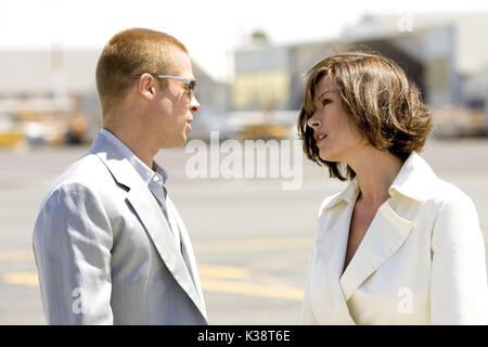 BRAD PITT et CATHERINE ZETA-JONES jouent dans Ocean's Twelve, mettant également en vedette George Clooney, Matt Damon, Andy Garcia, Don Cheadle, Bernie Mac et Julia Roberts et distribué par Warner Bros. Pictures. LES PHOTOGRAPHIES DOIVENT ÊTRE UTILISÉES UNIQUEMENT À DES FINS PUBLICITAIRES, PROMOTIONNELLES, PUBLICITAIRES OU CRITIQUES DE CE FILM SPÉCIFIQUE ET RESTER LA PROPRIÉTÉ DU STUDIO. NON DESTINÉ À LA VENTE OU À LA REDISTRIBUTION. OCEAn'S TWELVE [US / AUS 2004] BRAD PITT, CATHERINE ZETA-JONES BRAD PITT et CATHERINE ZETA-JONES stars dans Oceans Twelve, mettant également en vedette George Clooney, Matt Damon, Andy Garcia, Don Cheadle, BE Banque D'Images