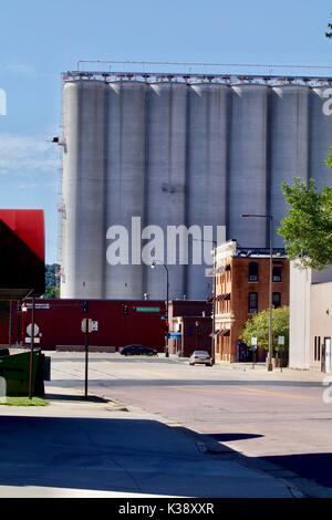 Rue Ville du midwest avec des cellules à grains en arrière-plan avec ciel montrant Banque D'Images