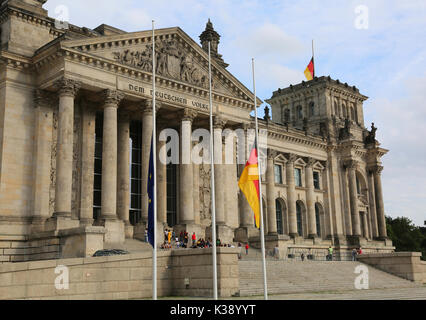 Bâtiment du Reichstag est le Parlement de l'Allemagne avec le drapeau en berne. Le grand dévouement du texte sur l'entrée principale de DEM DEUTSCHEN VOLKE sens l Banque D'Images