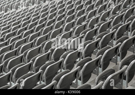 Beaucoup de chaises longues sur le stade des gradins avec aucun peuple avant l'événement sportif Banque D'Images