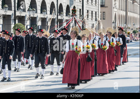 Oktoberfest de Munich est le plus grand festival de folklore et de la bière dans le monde. La parade d'ouverture publique a lieu avec 9000 participants Banque D'Images