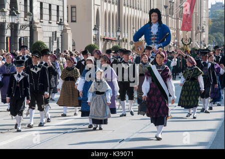 Oktoberfest de Munich est le plus grand festival de folklore et de la bière dans le monde. La parade d'ouverture publique a lieu avec 9000 participants Banque D'Images