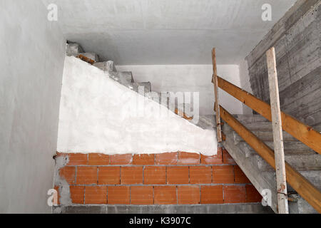 Escalier en béton menant à nulle part. Banque D'Images