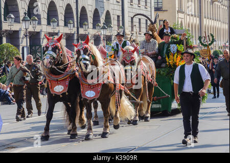 Oktoberfest de Munich est le plus grand festival de folklore et de la bière dans le monde. La parade d'ouverture publique a lieu avec 9000 participants Banque D'Images