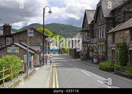 L'A5 Holyhead Road grâce à Betws-Y-coed par le pont-y-paire Inn, Parc National de Snowdonia, Conwy, Nord du Pays de Galles, Royaume-Uni. Banque D'Images